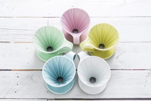 Le Arita Ware Fleur 4 tasses présenté dans toutes ses couleurs sur une table en bois