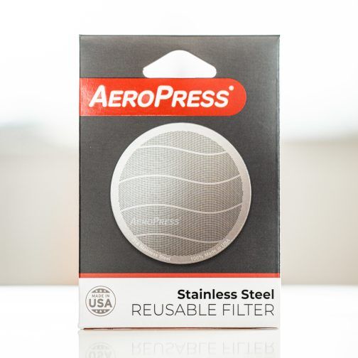 Paquet de filtres permanents Aeropress présentés sur fond blanc